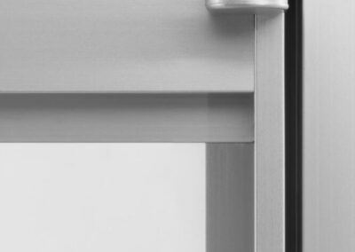 ALBED_BATTCC_STP45_QUADRA_product_door_white_glass_aluminium_hinged_detail-400x284