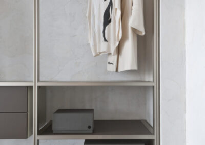 ALBED_CABARM_ASOFF_SOLO_product_walk-in_closet_champagne_profile_leather_glass_shelves-400x284