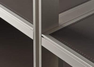 ALBED_CABARM_ASOFF_SOLO_product_walk-in_closet_champagne_profile_leather_shelves-400x284